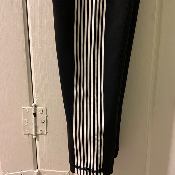 Vs. pink VSX Knockout leggings-medium EUC - Picture 7 of 9